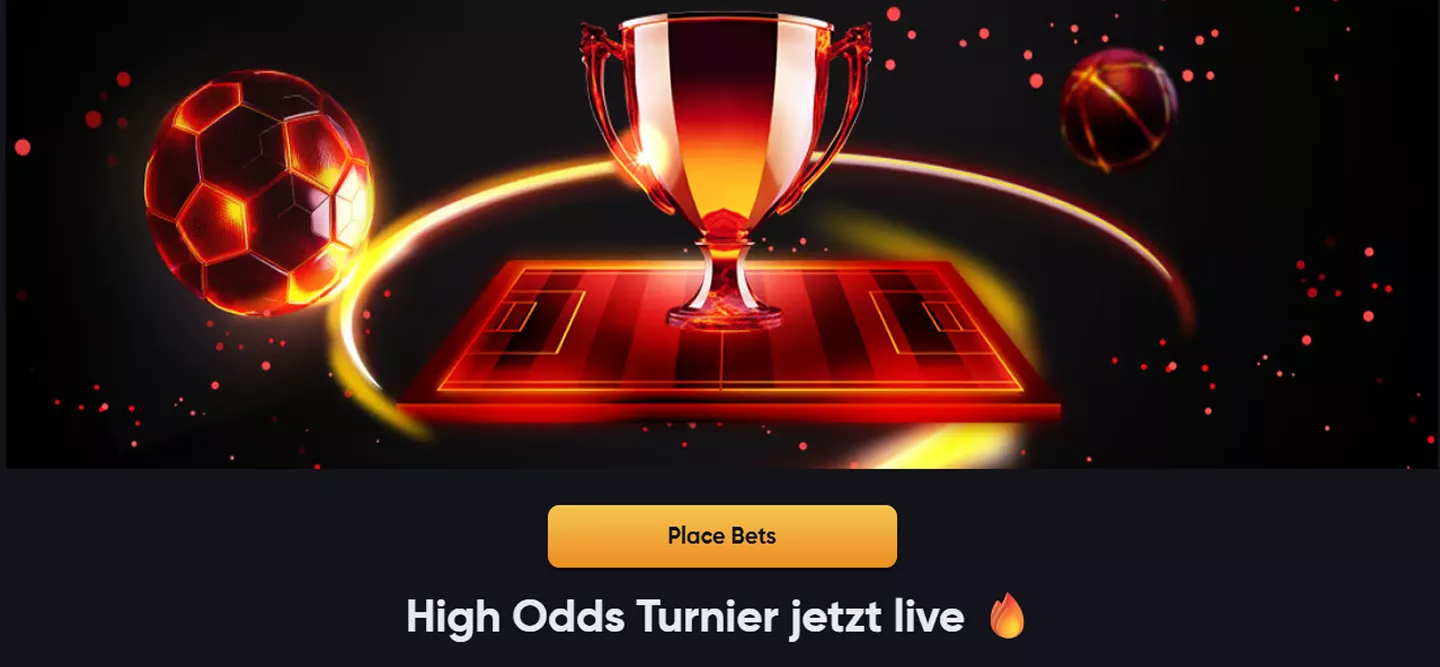 Poker-Karten auf grünem Filz mit Jetons und Dealerhand